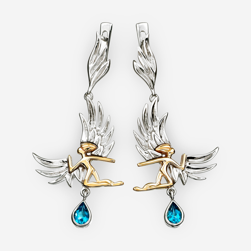 Aretes de angeles dorados con gemas topacio azules y detalles de plata.