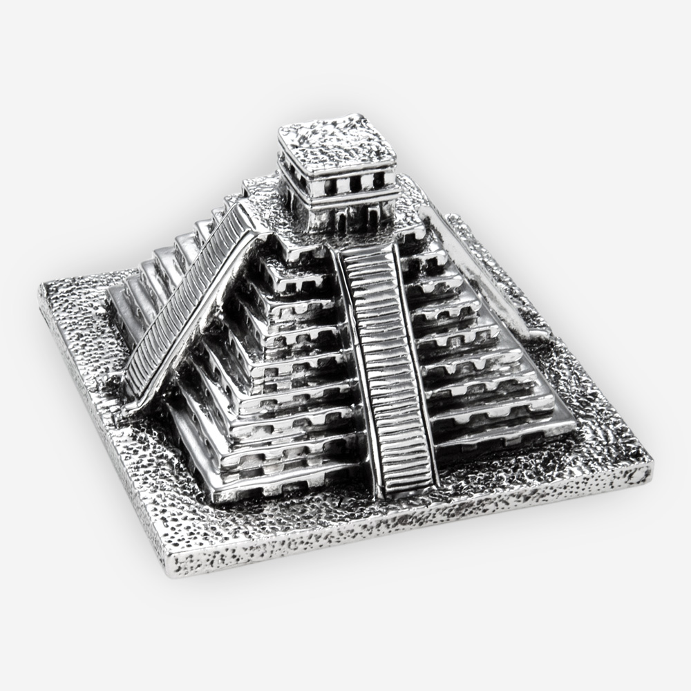 Escultura de plata de la piramide de Chichen Itza confeccionada con técnicas de electroformado, sumergida en plata fina y con un acabado oxidado.