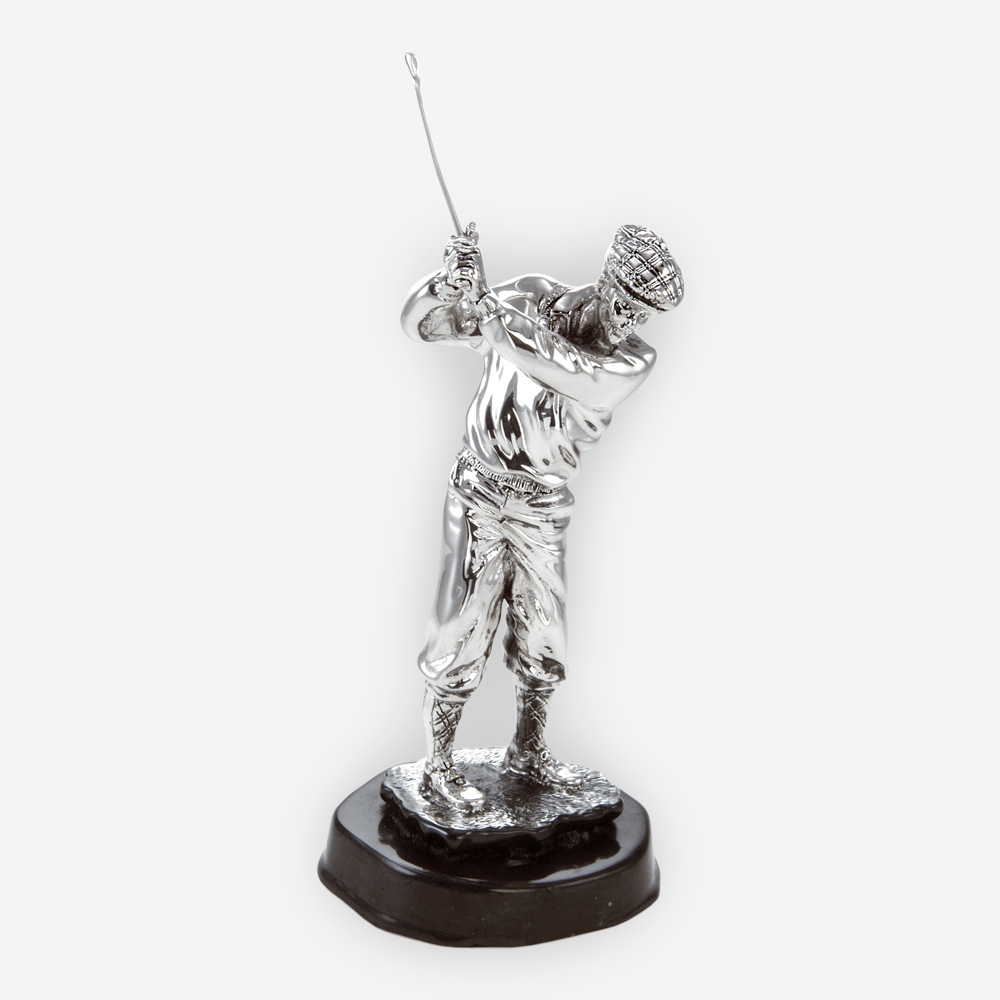 La escultura de golfista plateada está elaborada con técnicas de electroformado y bañada en plata de ley.