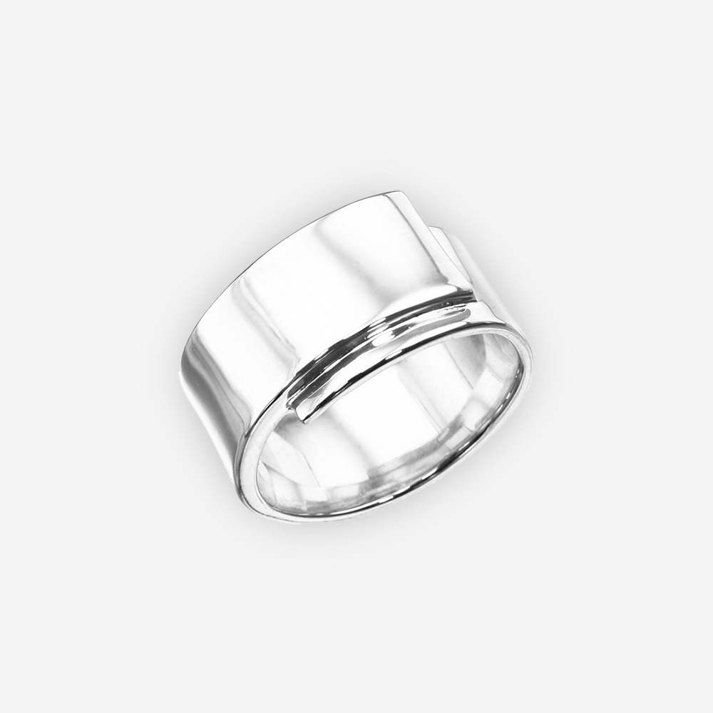 Elegante anillo de plata minimalista con un alto acabado pulido.