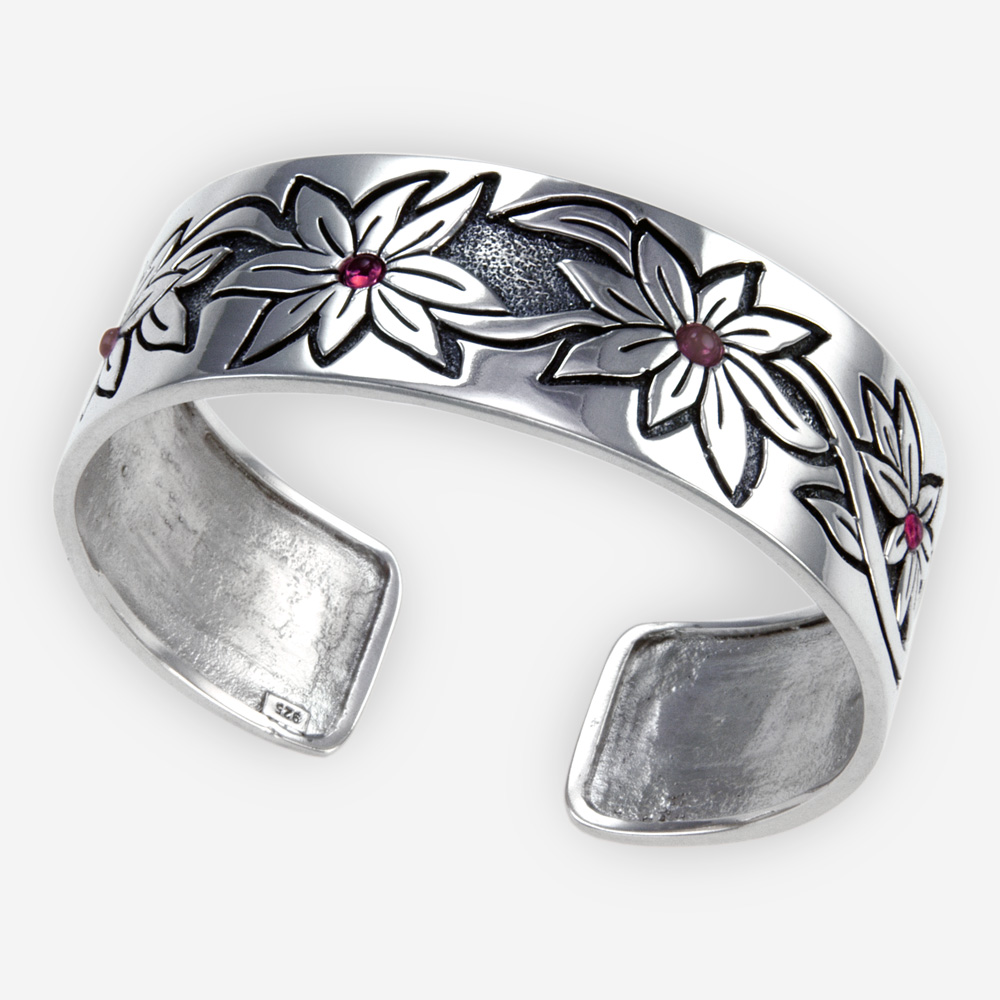 Brazalete confeccionado en plata sólida .925, con grabados florales y con pequeños cabujones de piedras preciosas.