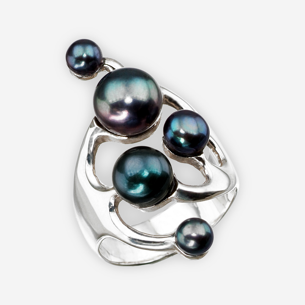 Anillo de plata fina asimétrica con acabado pulido y juego de múltiples perlas de agua dulce negra.