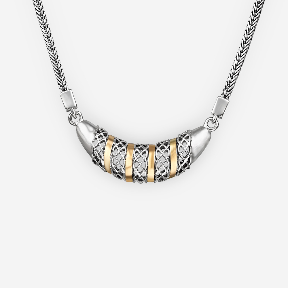Collar de plata fina con diseños pequeños de diamantes con detalles de oro de 14k en una cadena de plata.