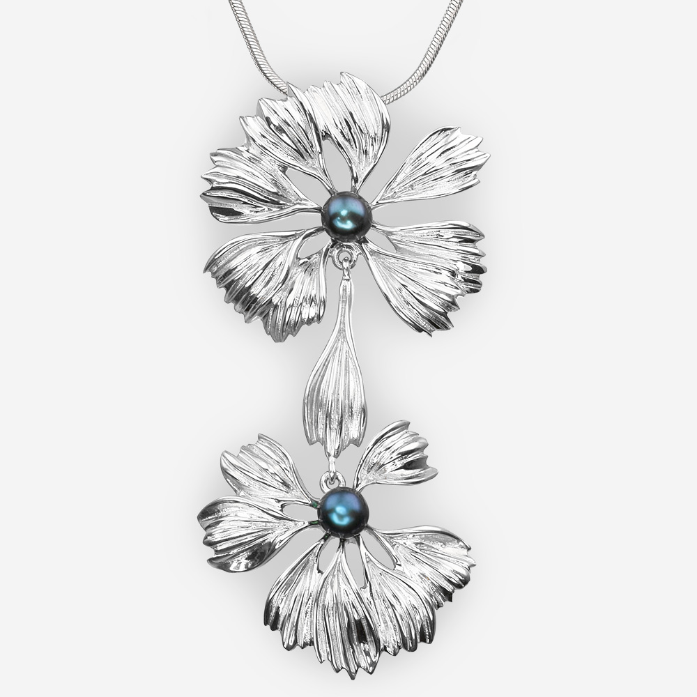 Pendiente de flores de plata con perlas de agua dulce de color negro.