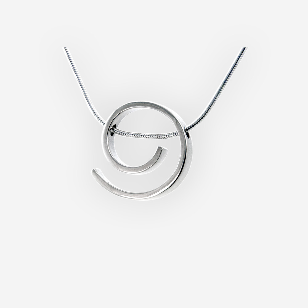 El collar espiral de plata diseño espiral hecho a mano en plata fina pulida 925.