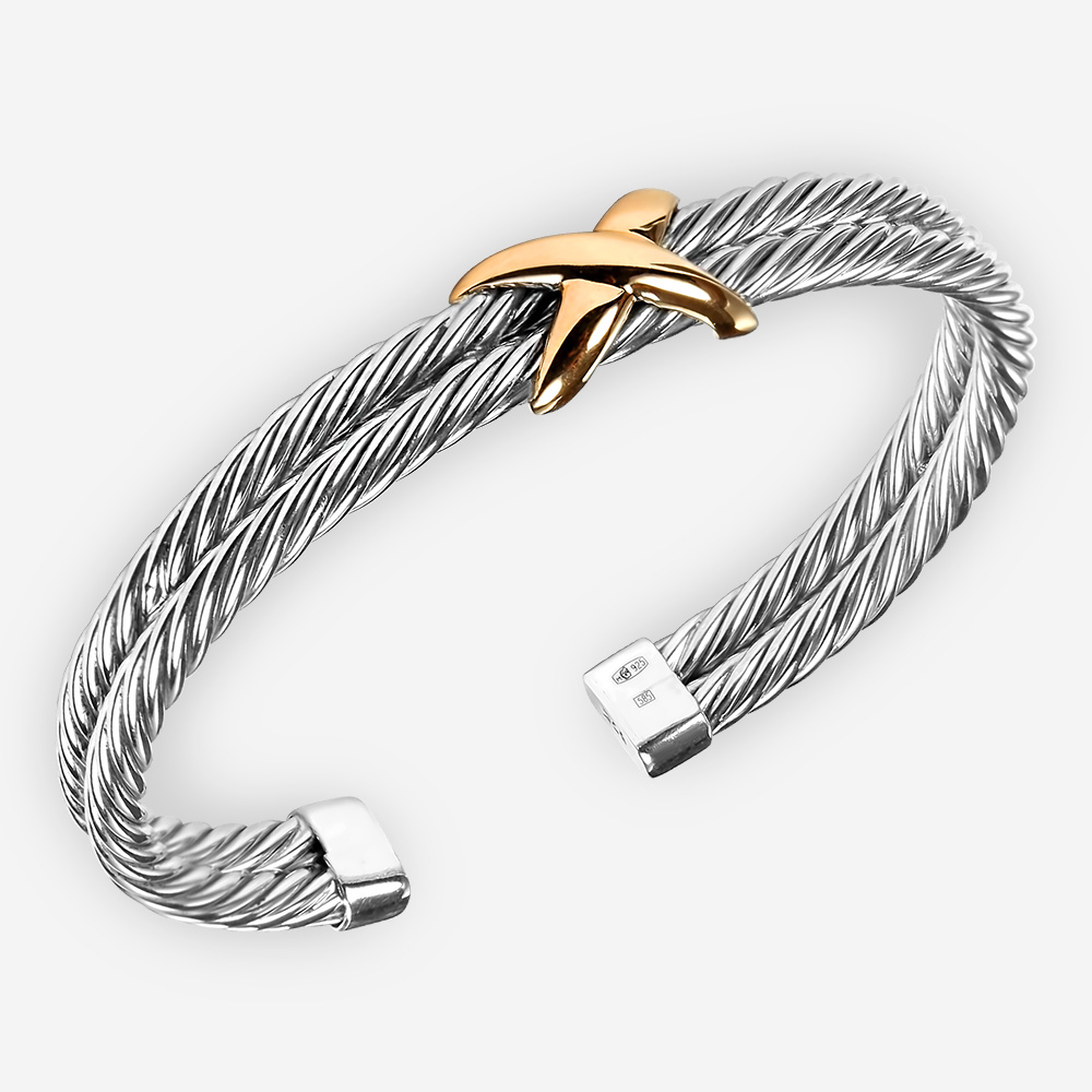 Pulsera de cable de dos tonos de plata fina con diseño de cable torcido y pieza focal de oro de 14k.