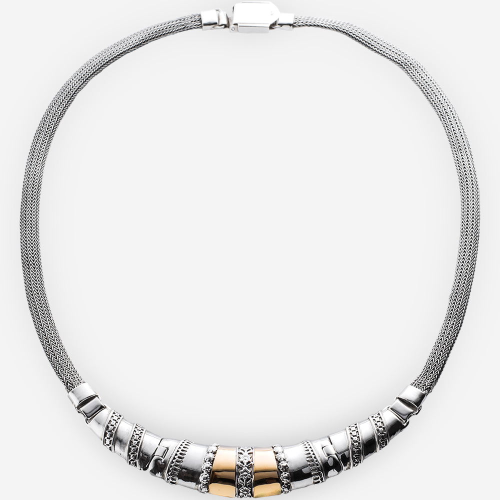 Collar de dos tonos de plata con adorno floral de plata fina y detalles de oro de 14k.