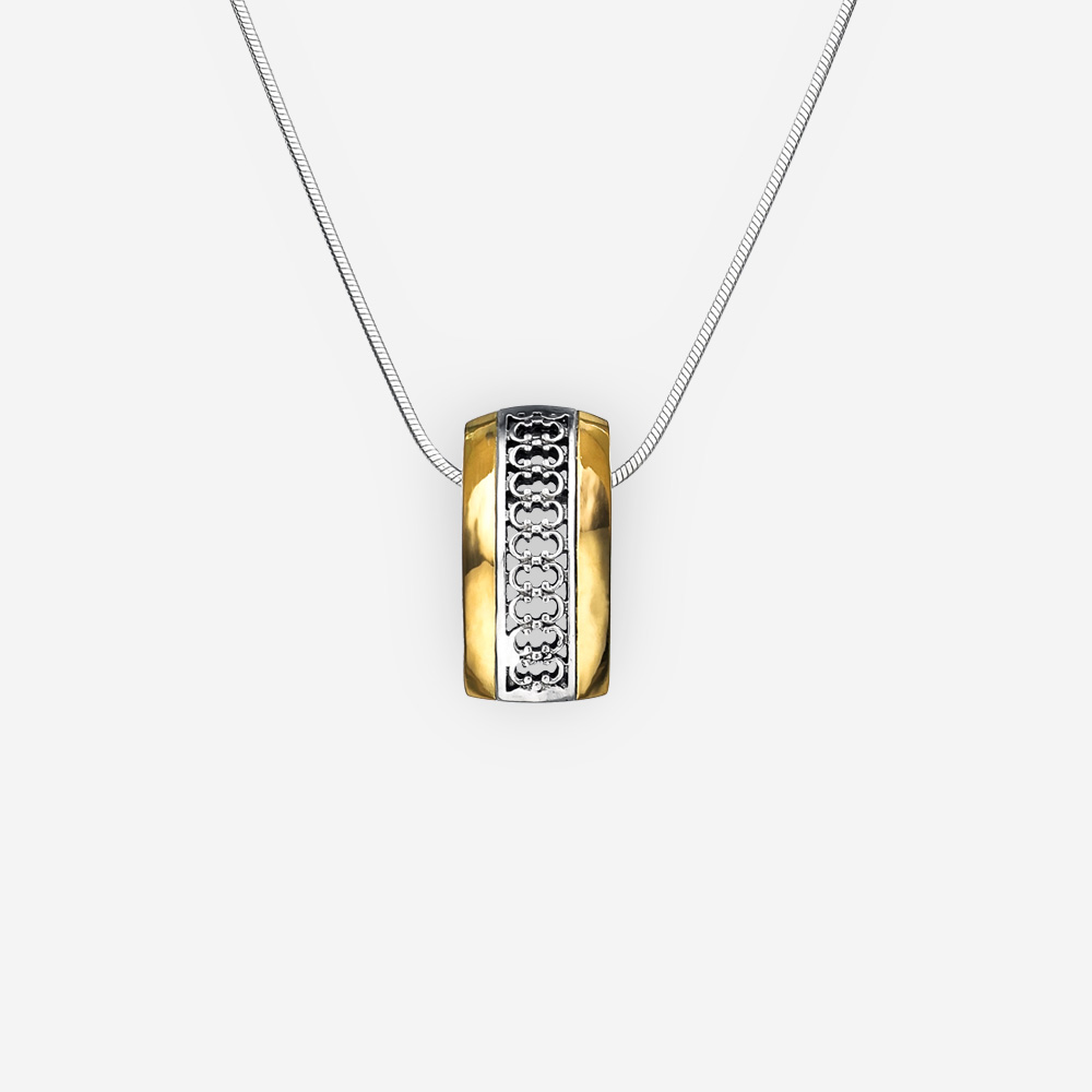 Delicado collar de plata de dos tonos con diseño de filigrana y acentos de oro de 14k en la cadena de plata.