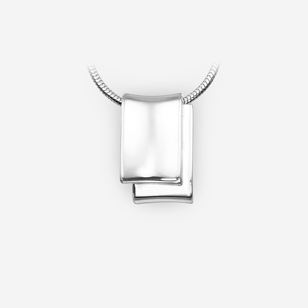 Pendiente de plata minimalista unisex con un alto acabado pulido.