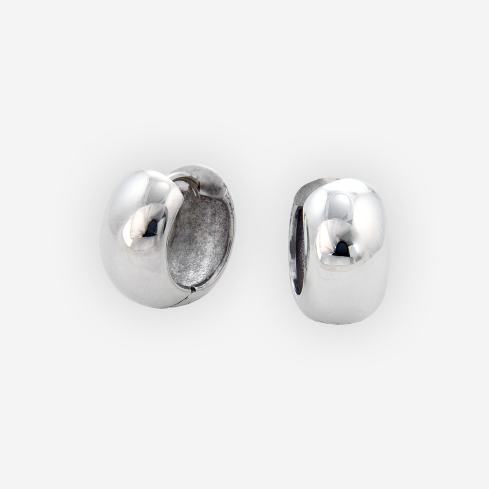 Los aretes de plata de círculo ancho cuentan con pequeños aros hechos a mano de plata .925.